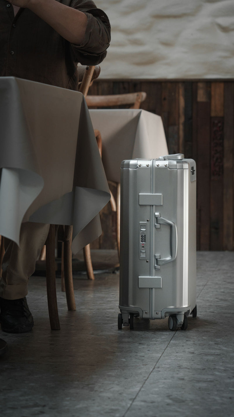 AURA XL – ALUMINIUM Suitcase